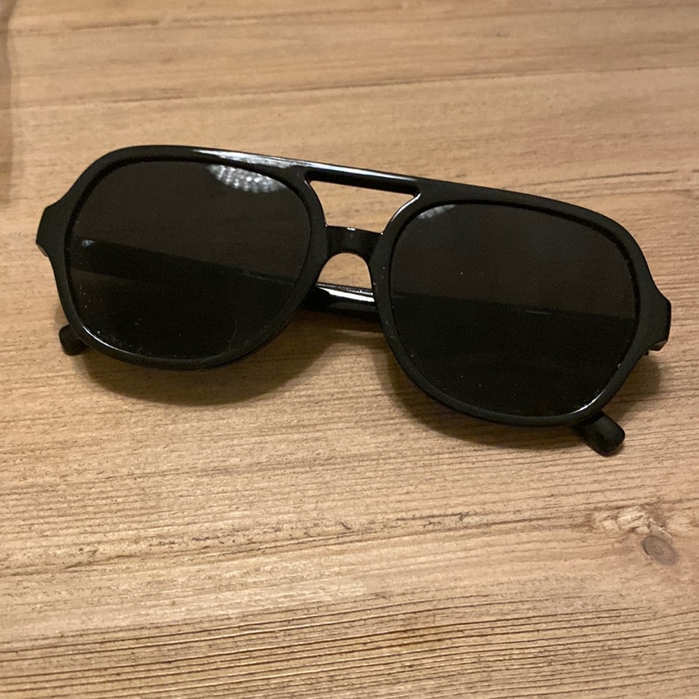 Women’s black sunglasses